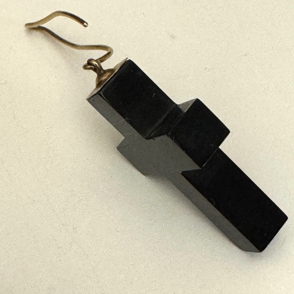 Shiny black cross with gold finding - Picture 2 of 4